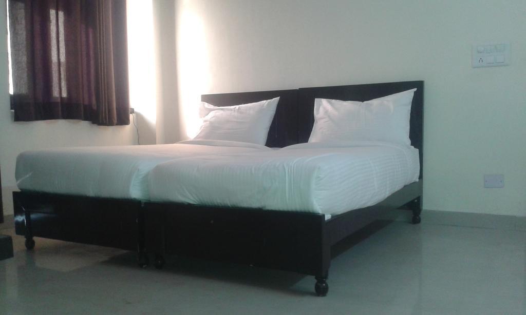 Charanpahari Hotel Nova Deli Quarto foto